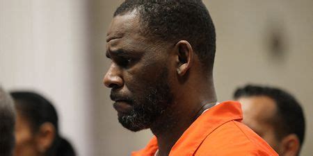 R Kelly found guilty of sexually abusing and urinating。